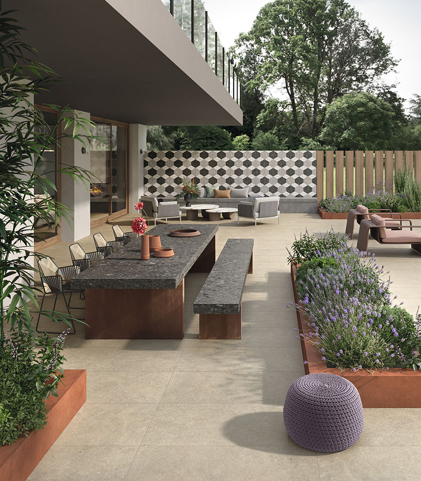Intense Toffee Grip creates a warm, contemporary outdoor setting, combining natural-looking ceramic surfaces with refined textures and sophisticated tones.