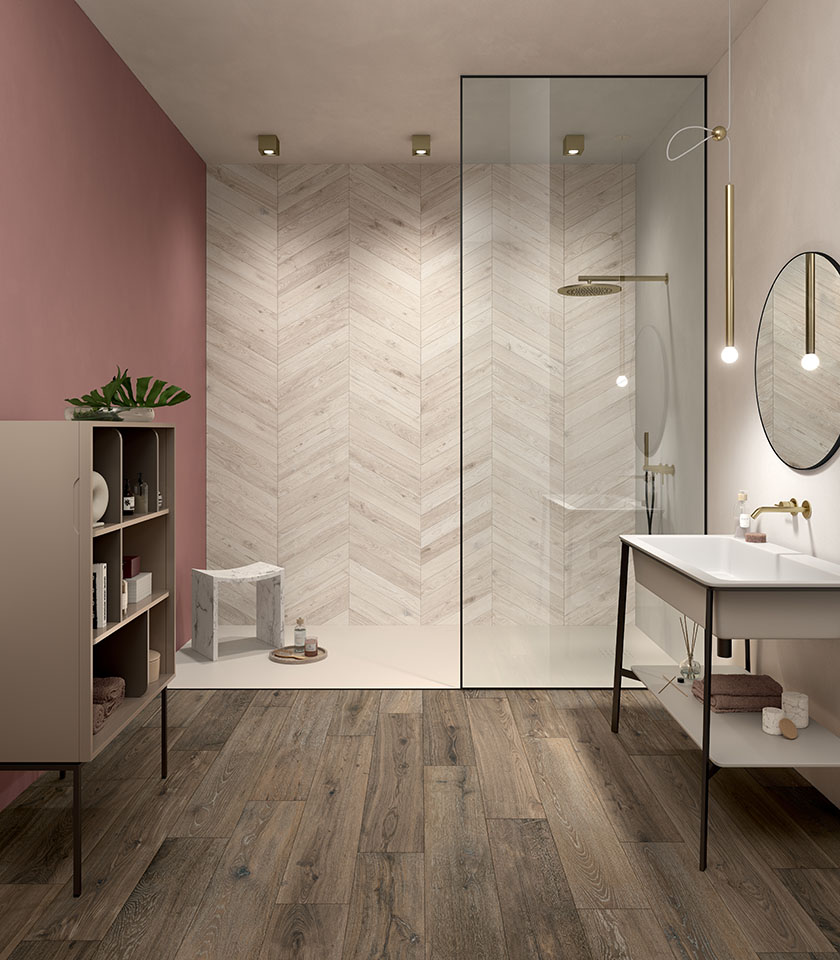 Modern bathroom with wood-effect flooring and herringbone wall tiles, warm tones and elegant details for a welcoming, contemporary space.