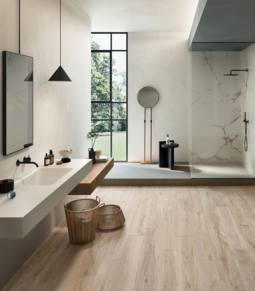 Bright modern bathroom with light wood-effect flooring, marble-look surfaces and minimalist furnishings for an elegant, natural atmosphere.