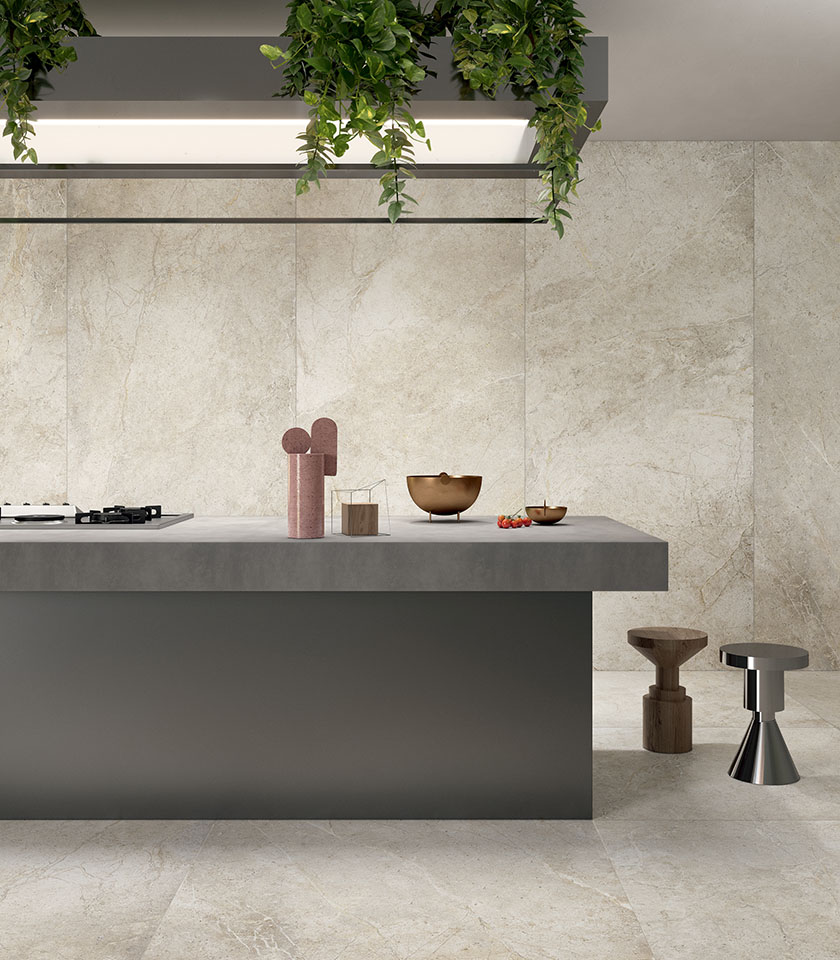 Contemporary kitchen featuring Anthology White surfaces by Lea Ceramiche: stone-effect porcelain stoneware for bright, refined and tactile interiors.